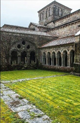 https://mdw-travel-data-us-east-1.s3.amazonaws.com/img/country/Spain/Colegiata-de-Santillana-del-Mar/img_02.jpg