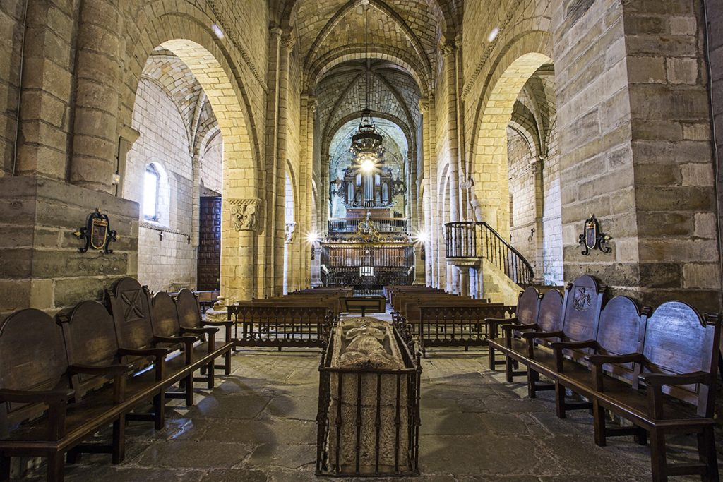 https://mdw-travel-data-us-east-1.s3.amazonaws.com/img/country/Spain/Colegiata-de-Santillana-del-Mar/img_03.jpg