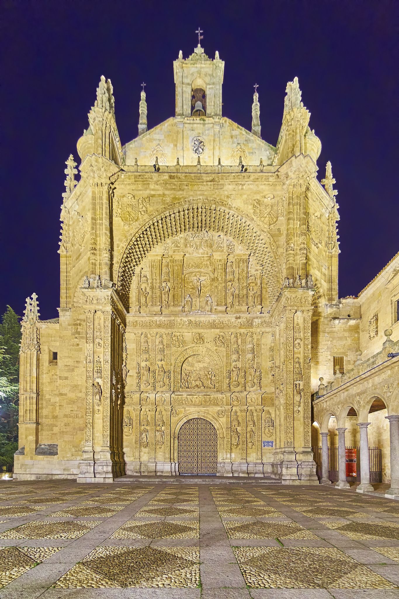 https://mdw-travel-data-us-east-1.s3.amazonaws.com/img/country/Spain/Convento-de-San-Esteban/img_02.jpg