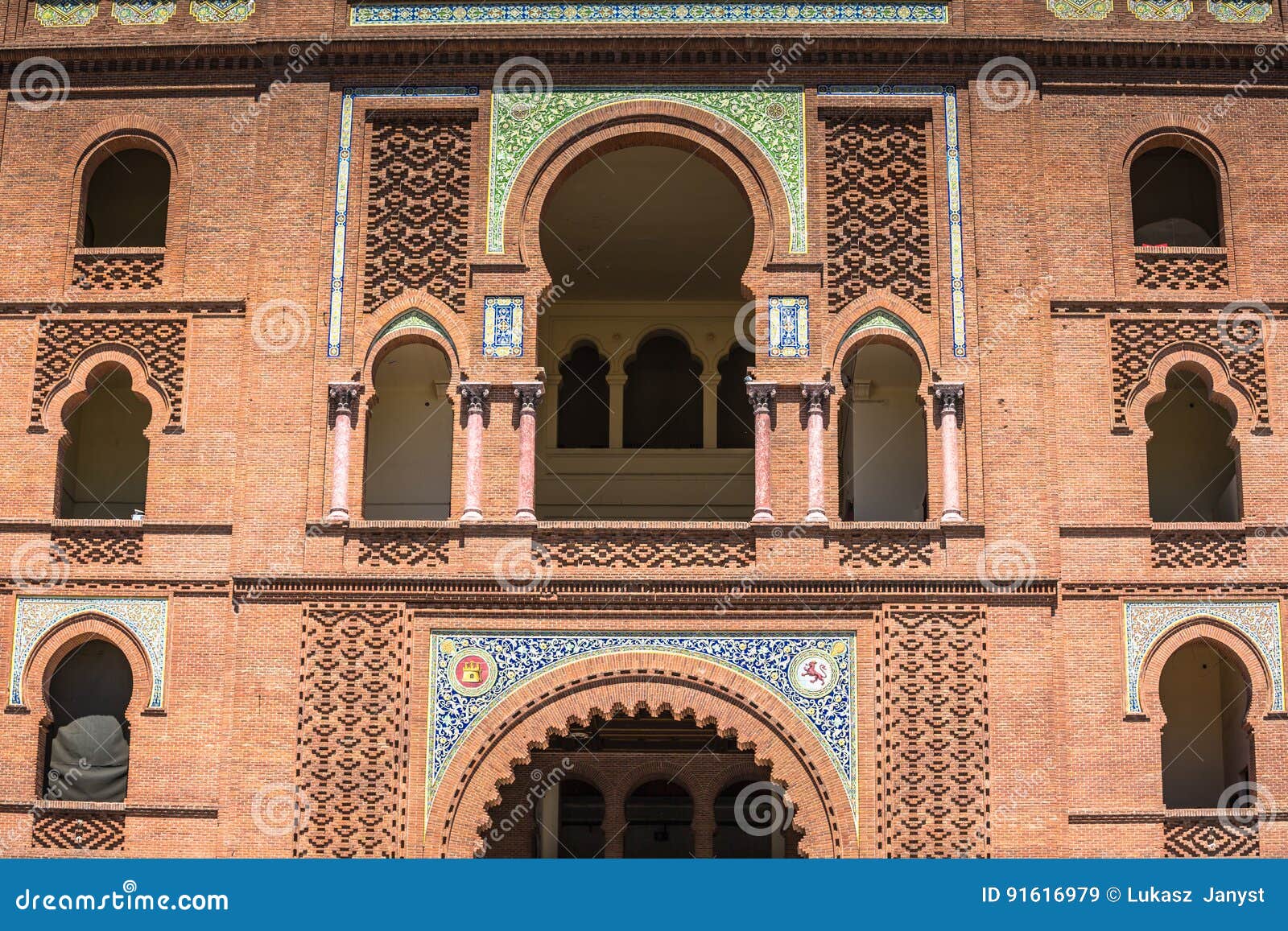 https://mdw-travel-data-us-east-1.s3.amazonaws.com/img/country/Spain/Cordoba-Bullring/img_05.jpg