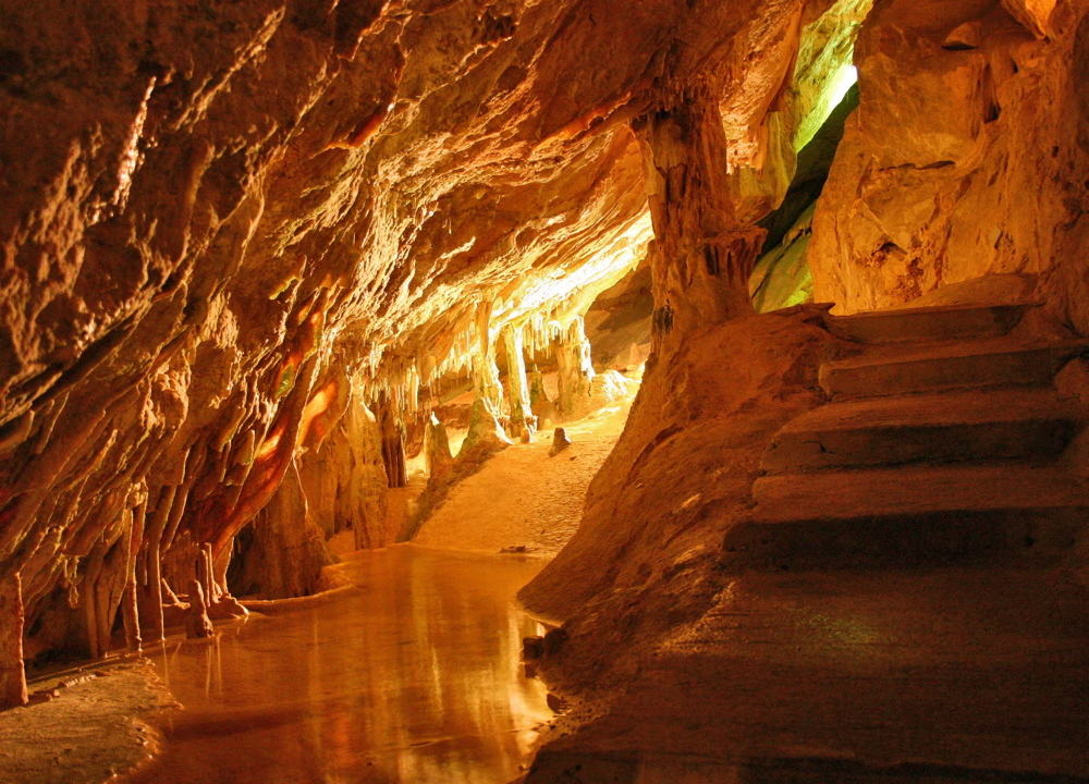https://mdw-travel-data-us-east-1.s3.amazonaws.com/img/country/Spain/Cova-de-Can-Marca/img_00.jpg