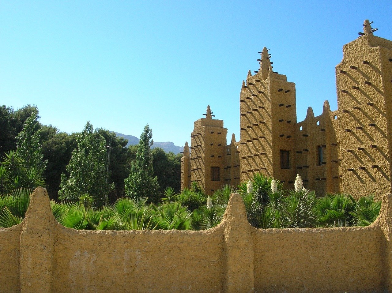 https://mdw-travel-data-us-east-1.s3.amazonaws.com/img/country/Spain/Crocodile-Park/img_01.jpg
