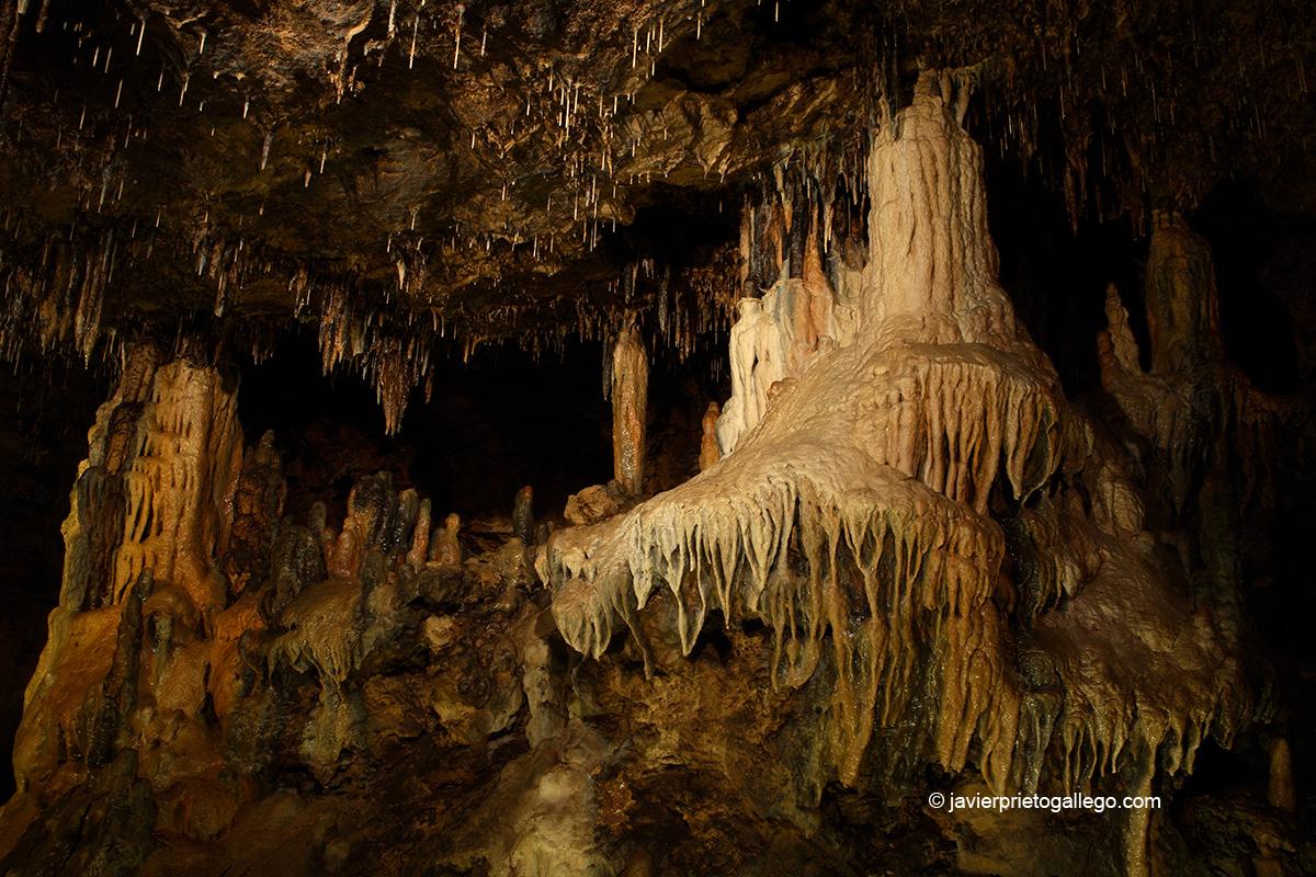 https://mdw-travel-data-us-east-1.s3.amazonaws.com/img/country/Spain/Cueva-de-los-Enebralejos/img_02.jpg
