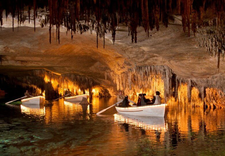 https://mdw-travel-data-us-east-1.s3.amazonaws.com/img/country/Spain/Cuevas-del-Drach/img_01.jpg