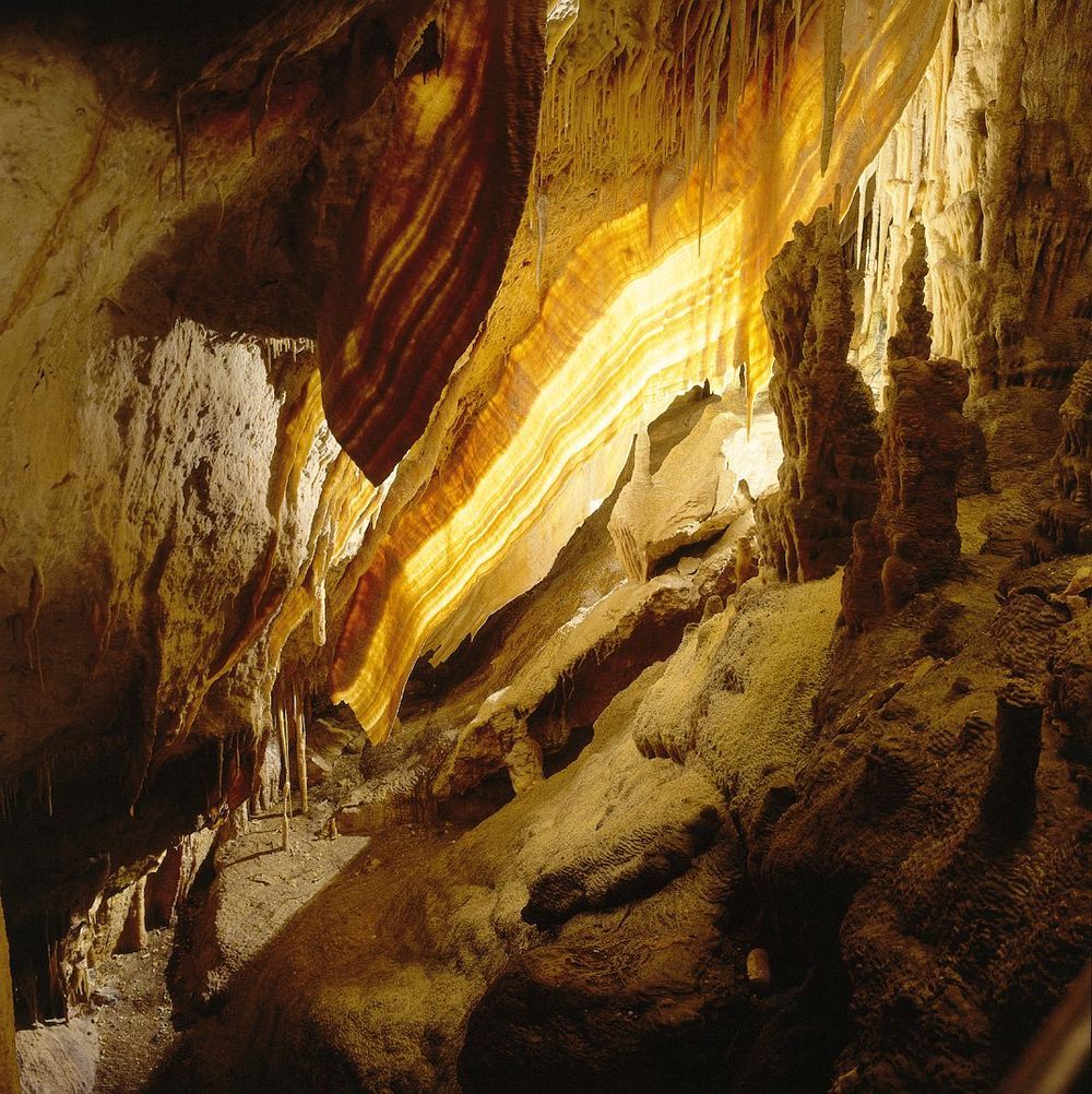 https://mdw-travel-data-us-east-1.s3.amazonaws.com/img/country/Spain/Cuevas-del-Drach/img_03.jpg
