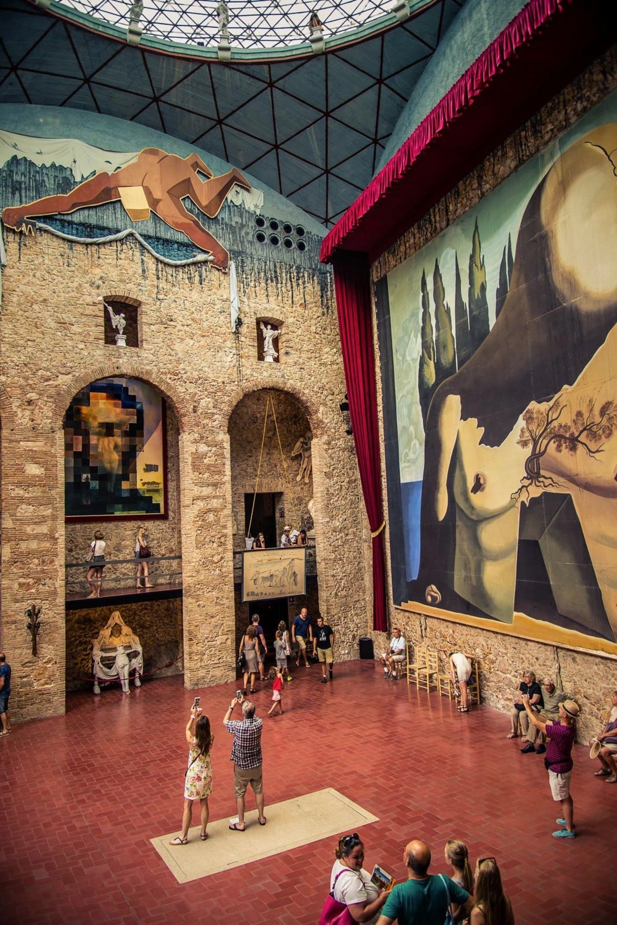 https://mdw-travel-data-us-east-1.s3.amazonaws.com/img/country/Spain/Dali-Theatre-Museum/img_01.jpg