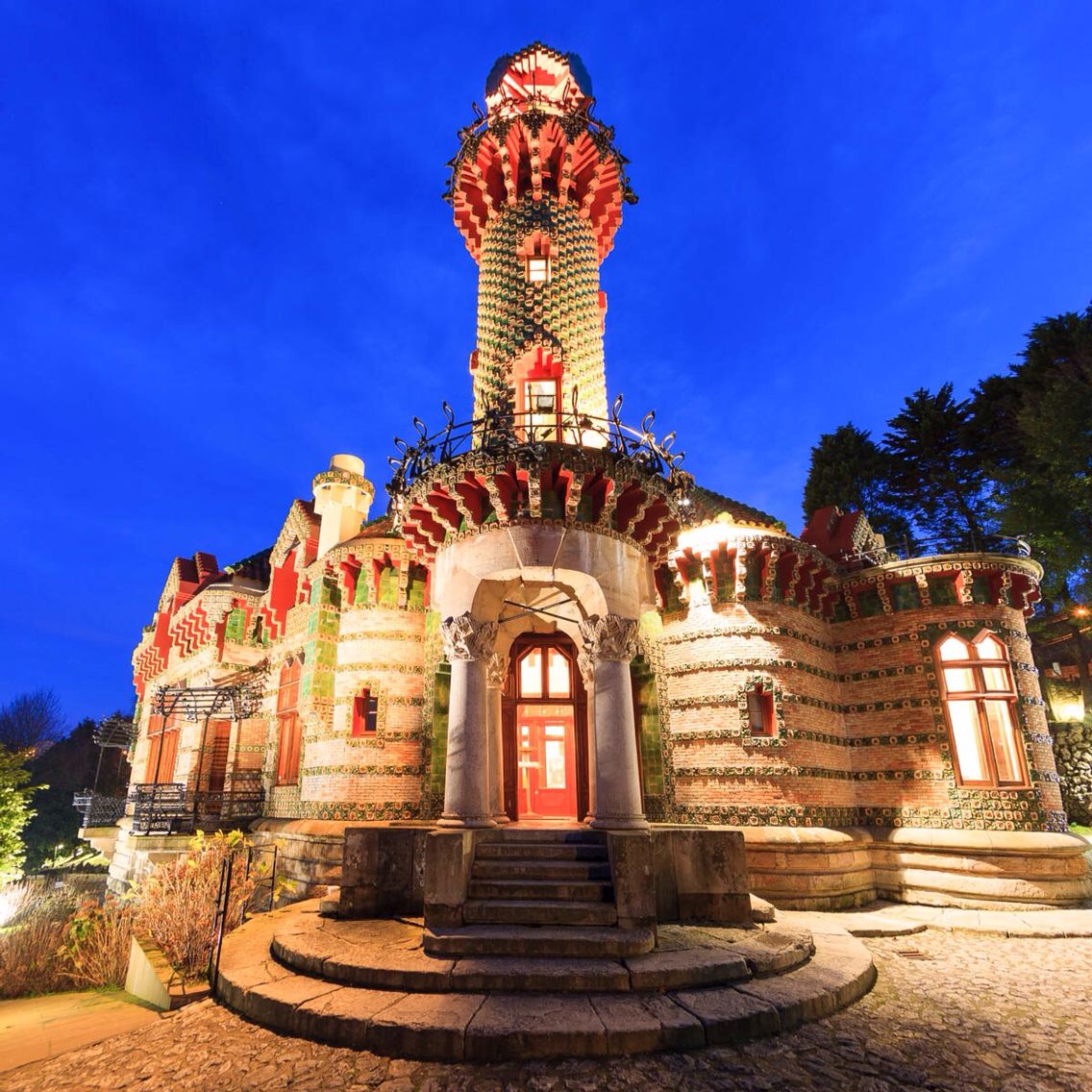 https://mdw-travel-data-us-east-1.s3.amazonaws.com/img/country/Spain/El-Capricho-de-Gaudi/img_00.jpg
