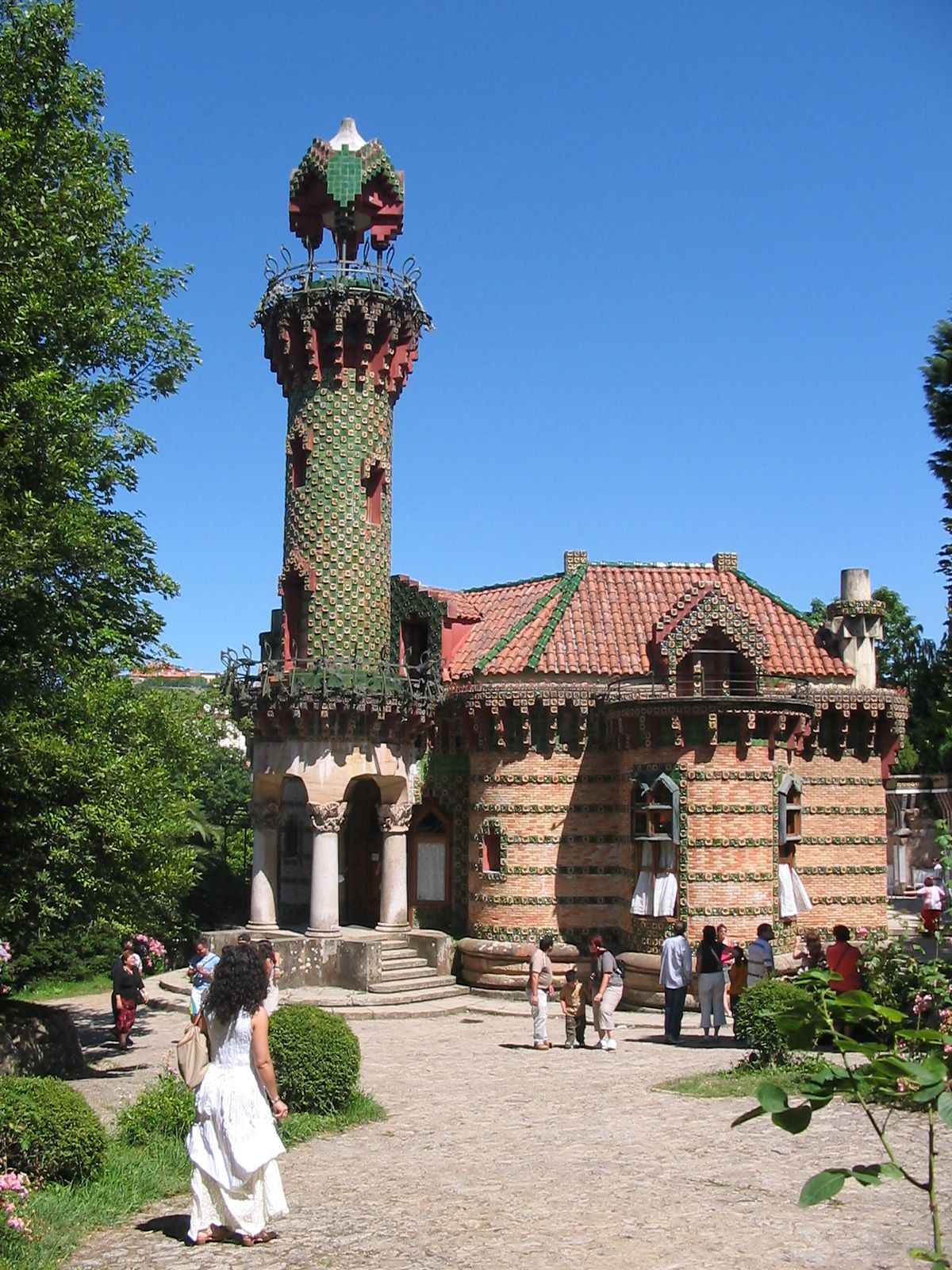 https://mdw-travel-data-us-east-1.s3.amazonaws.com/img/country/Spain/El-Capricho-de-Gaudi/img_01.jpg