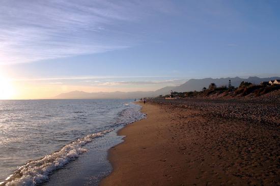 https://mdw-travel-data-us-east-1.s3.amazonaws.com/img/country/Spain/Elviria-Beach/img_02.jpg