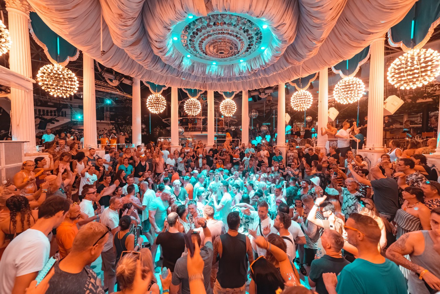 https://mdw-travel-data-us-east-1.s3.amazonaws.com/img/country/Spain/Es-Paradis-Ibiza/img_00.jpg