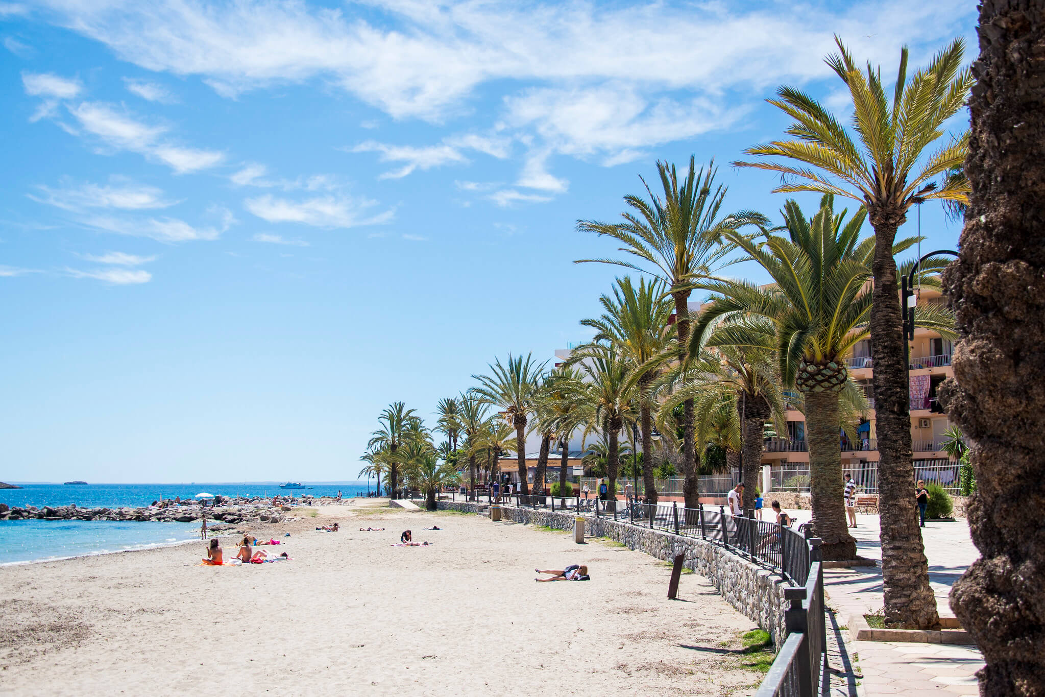 https://mdw-travel-data-us-east-1.s3.amazonaws.com/img/country/Spain/Figueretas-Beach/img_00.jpg
