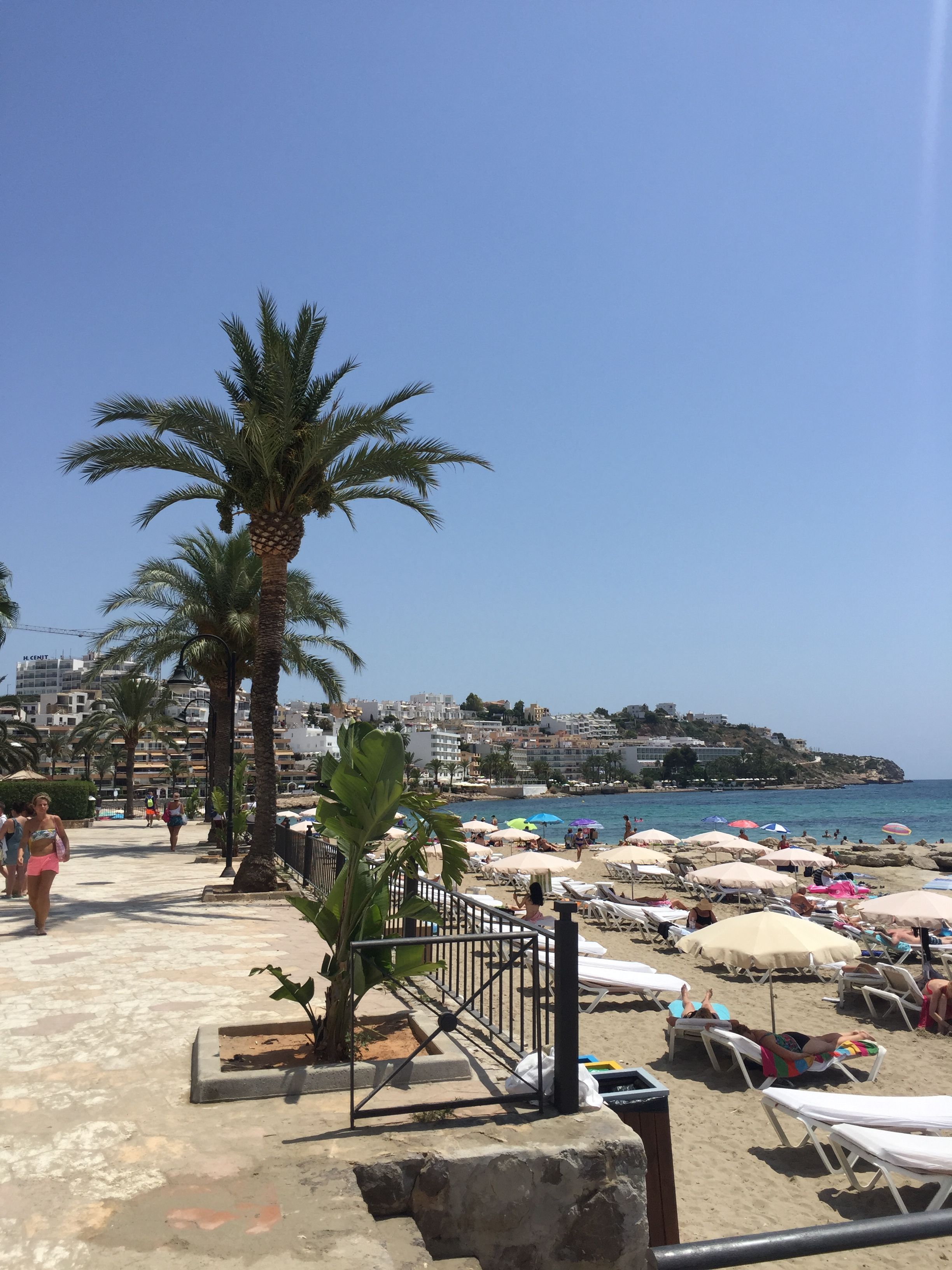 https://mdw-travel-data-us-east-1.s3.amazonaws.com/img/country/Spain/Figueretas-Beach/img_02.jpg