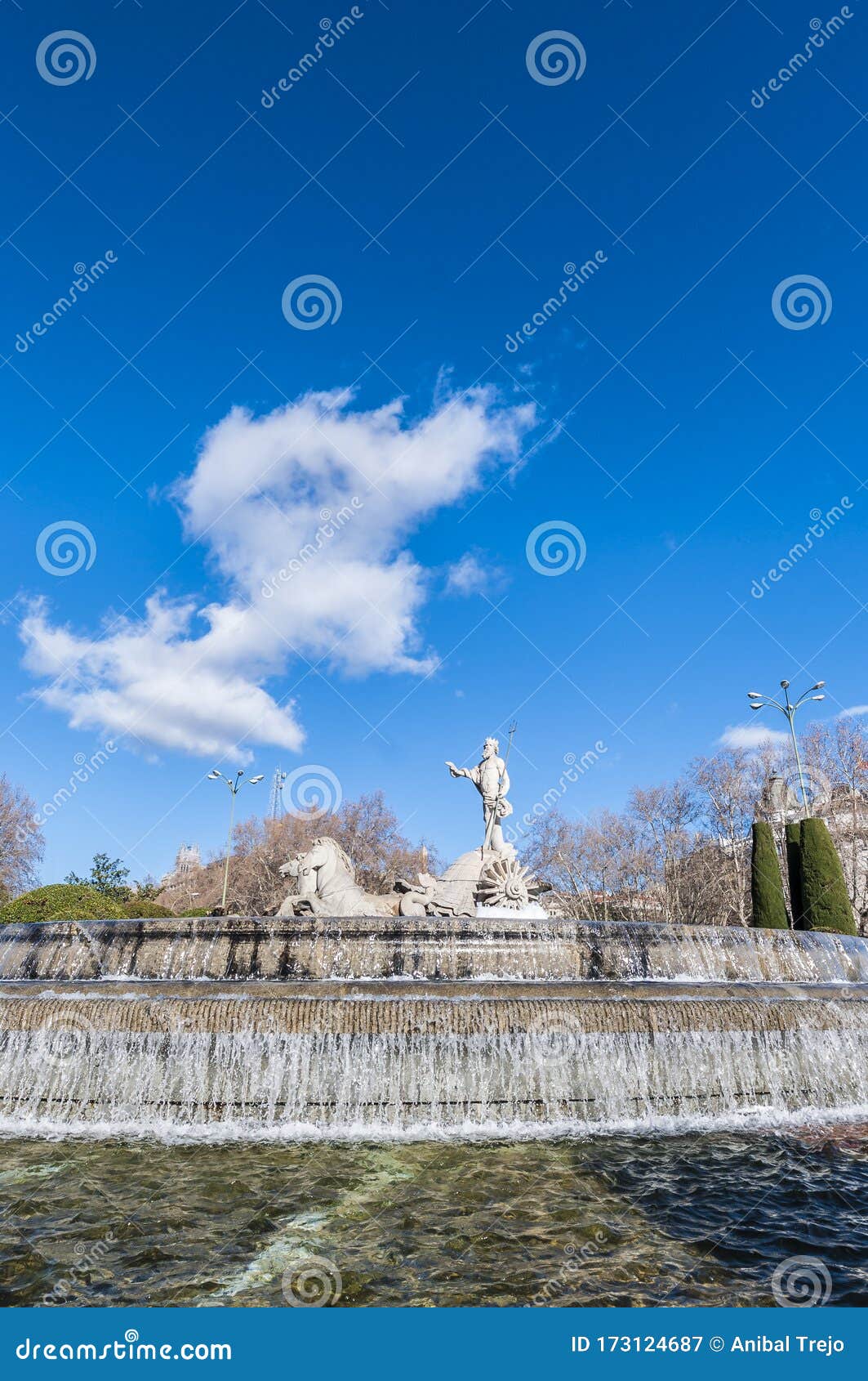 https://mdw-travel-data-us-east-1.s3.amazonaws.com/img/country/Spain/Fountain-of-Neptune/img_01.jpg