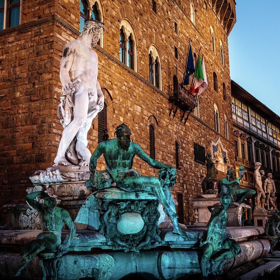 https://mdw-travel-data-us-east-1.s3.amazonaws.com/img/country/Spain/Fountain-of-Neptune/img_02.jpg