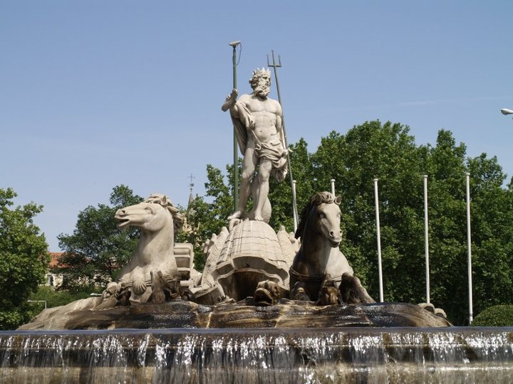 https://mdw-travel-data-us-east-1.s3.amazonaws.com/img/country/Spain/Fountain-of-Neptune/img_03.jpg