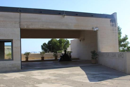 https://mdw-travel-data-us-east-1.s3.amazonaws.com/img/country/Spain/Fundacio-Pilar-i-Joan-Miro-a-Mallorca/img_02.jpg