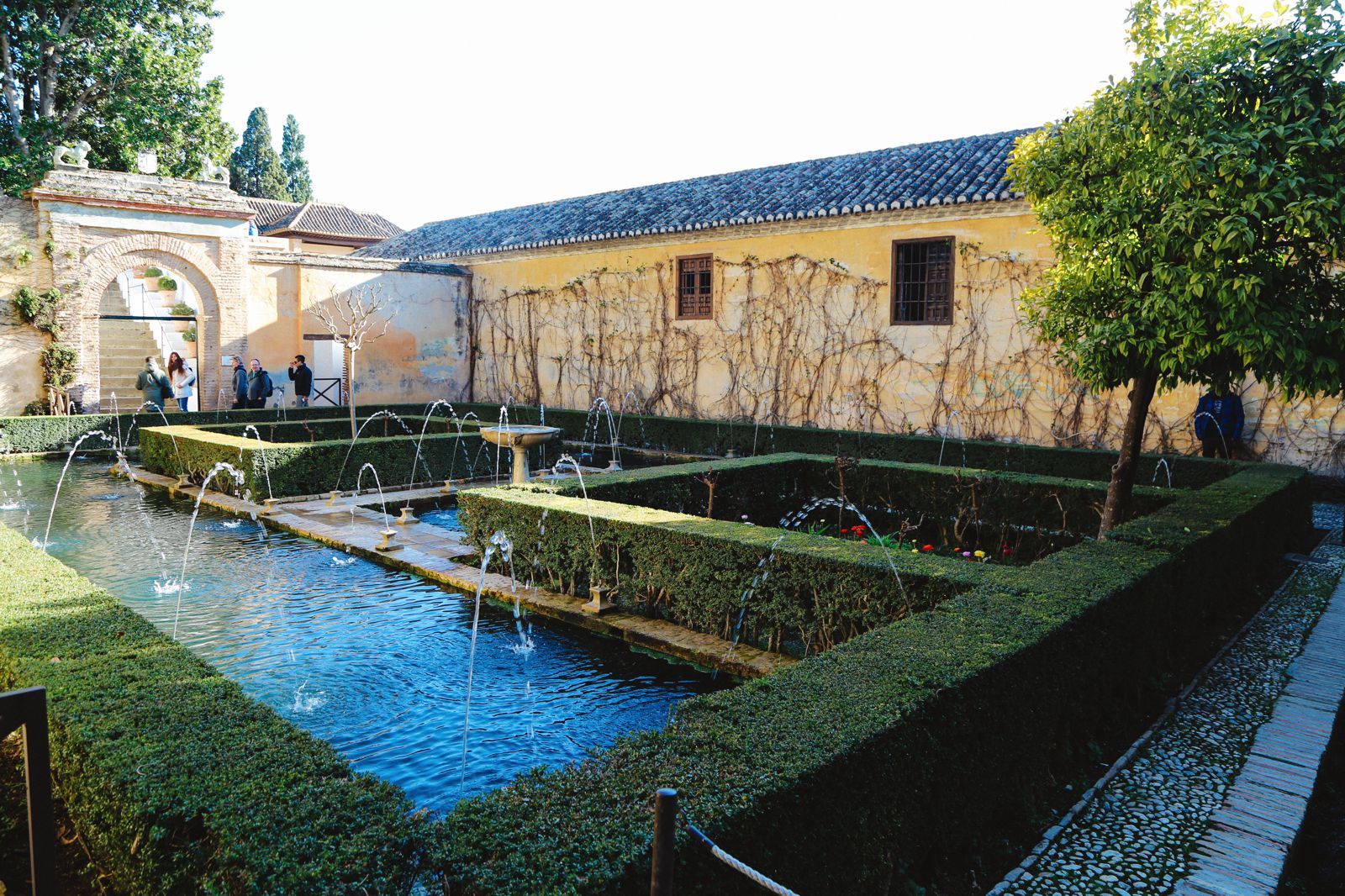 https://mdw-travel-data-us-east-1.s3.amazonaws.com/img/country/Spain/Generalife/img_01.jpg