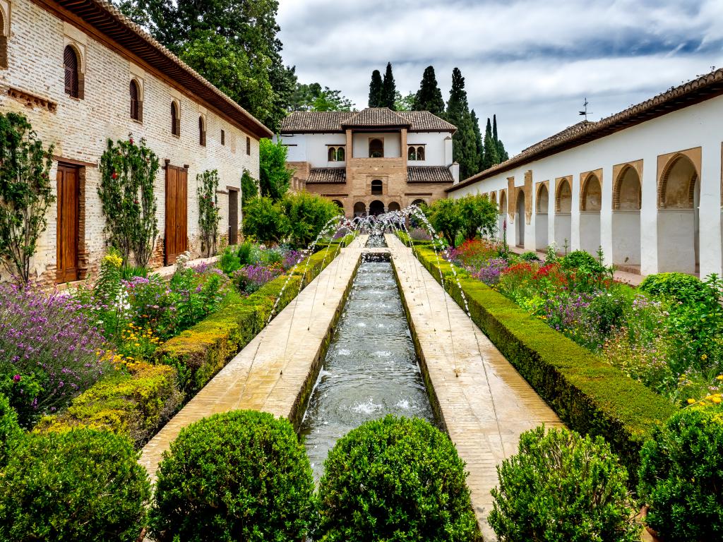 https://mdw-travel-data-us-east-1.s3.amazonaws.com/img/country/Spain/Generalife/img_02.jpg