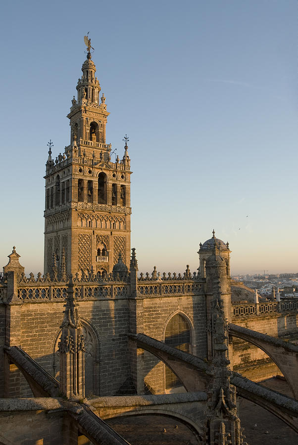 https://mdw-travel-data-us-east-1.s3.amazonaws.com/img/country/Spain/Giralda-Tower/img_00.jpg