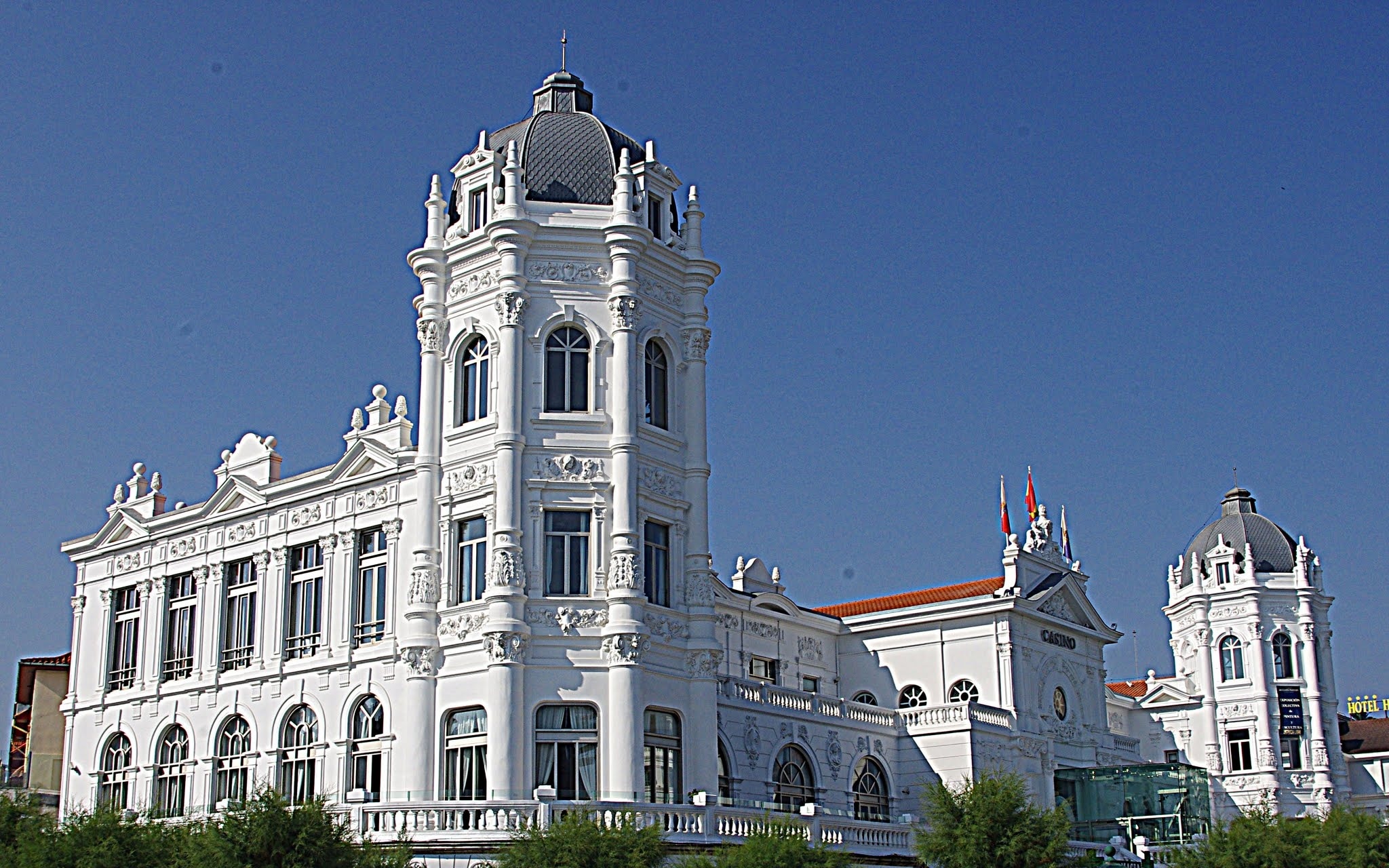 https://mdw-travel-data-us-east-1.s3.amazonaws.com/img/country/Spain/Gran-Casino-del-Sardinero/img_01.jpg