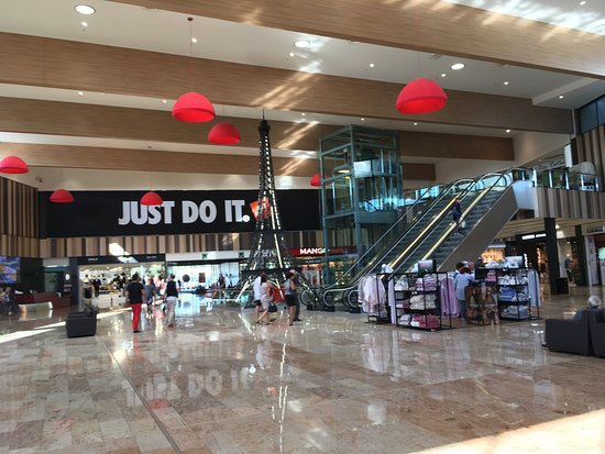 https://mdw-travel-data-us-east-1.s3.amazonaws.com/img/country/Spain/Gran-Jonquera-Outlet-&-Shopping/img_01.jpg