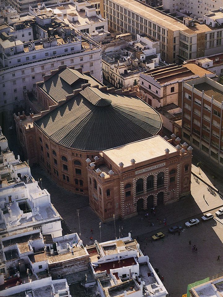 https://mdw-travel-data-us-east-1.s3.amazonaws.com/img/country/Spain/Gran-Teatro-Falla/img_00.jpg