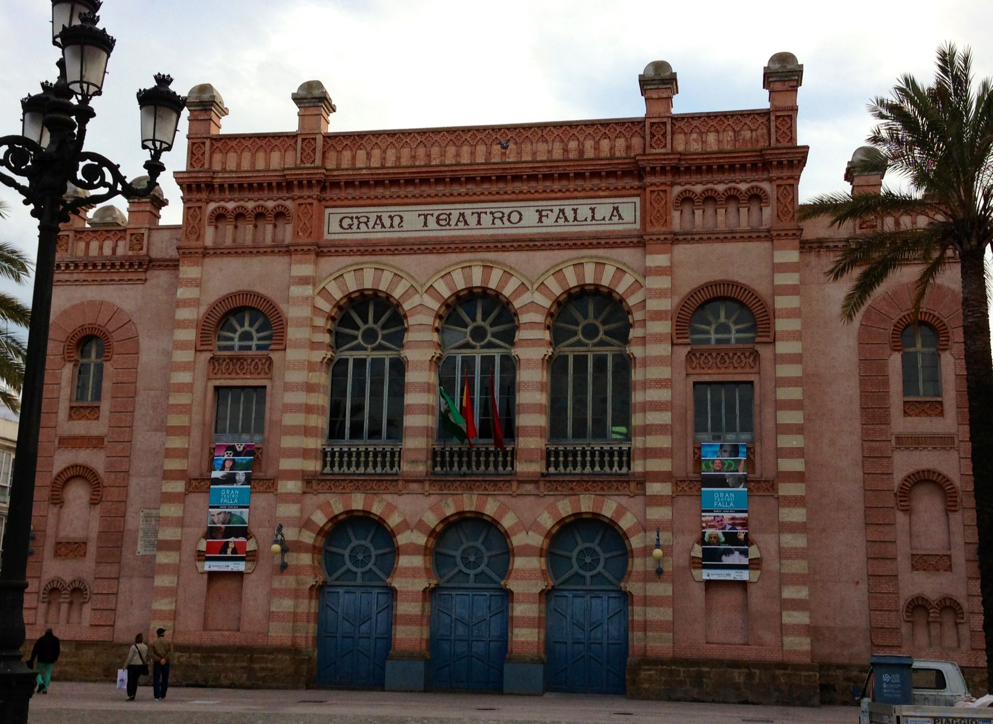 https://mdw-travel-data-us-east-1.s3.amazonaws.com/img/country/Spain/Gran-Teatro-Falla/img_02.jpg