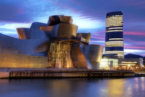 https://mdw-travel-data-us-east-1.s3.amazonaws.com/img/country/Spain/Guggenheim-Museum-Bilbao/img_03.jpg