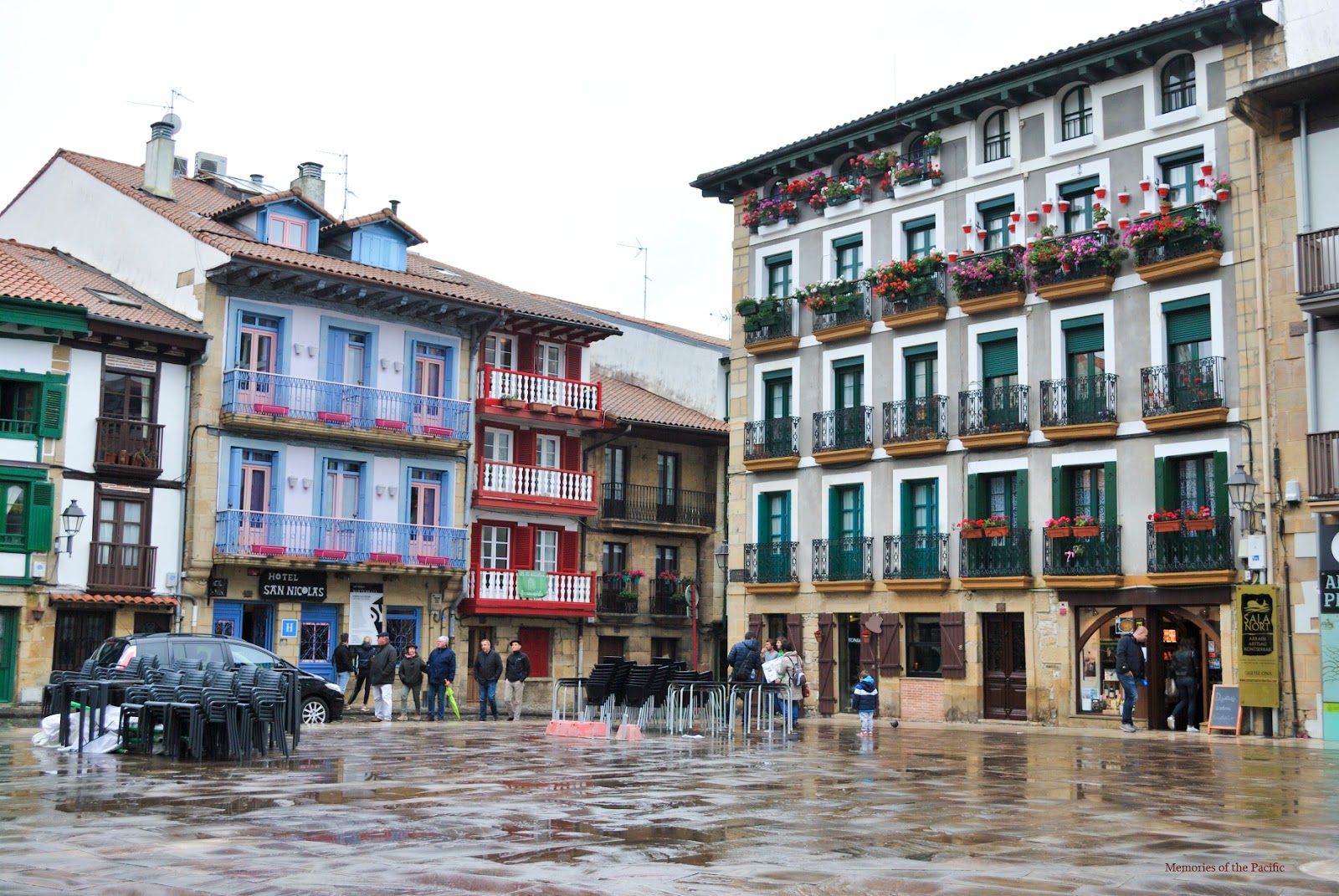 https://mdw-travel-data-us-east-1.s3.amazonaws.com/img/country/Spain/Hondarribia-Old-Town/img_01.jpg