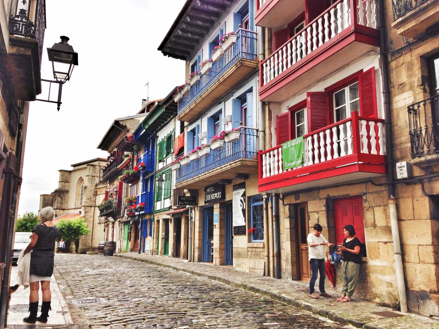 https://mdw-travel-data-us-east-1.s3.amazonaws.com/img/country/Spain/Hondarribia-Old-Town/img_03.jpg