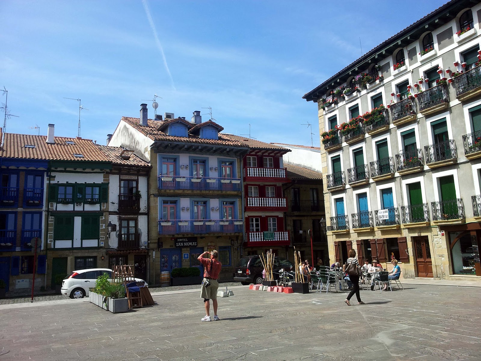 https://mdw-travel-data-us-east-1.s3.amazonaws.com/img/country/Spain/Hondarribia-Old-Town/img_04.jpg