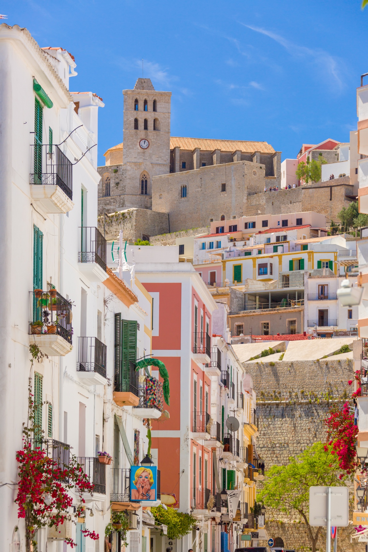 https://mdw-travel-data-us-east-1.s3.amazonaws.com/img/country/Spain/Ibiza-Castle/img_02.jpg