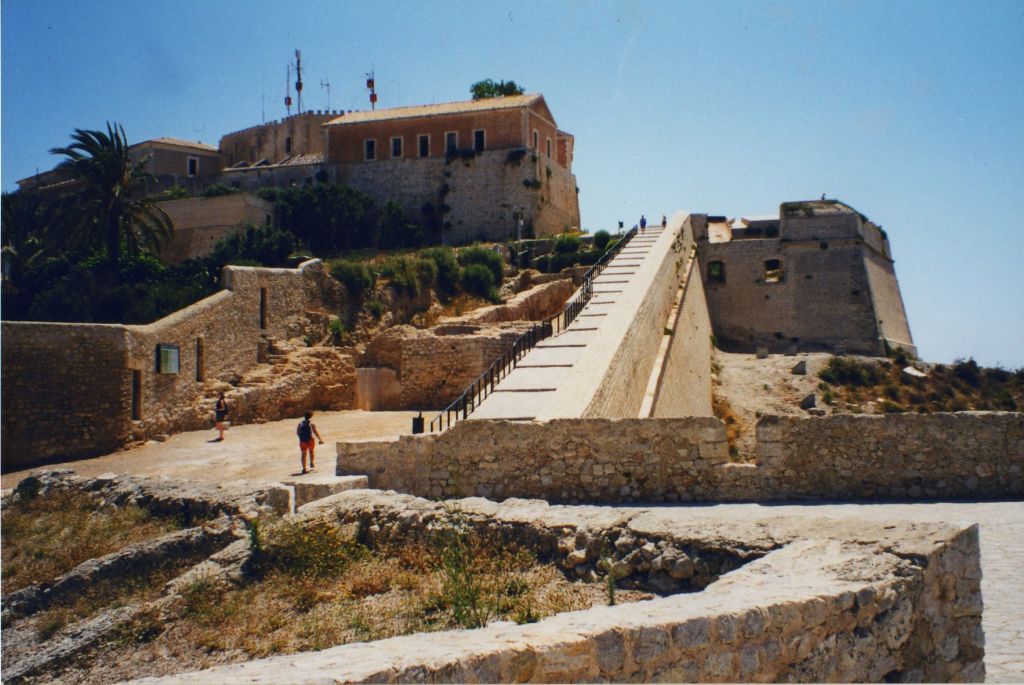 https://mdw-travel-data-us-east-1.s3.amazonaws.com/img/country/Spain/Ibiza-Castle/img_03.jpg