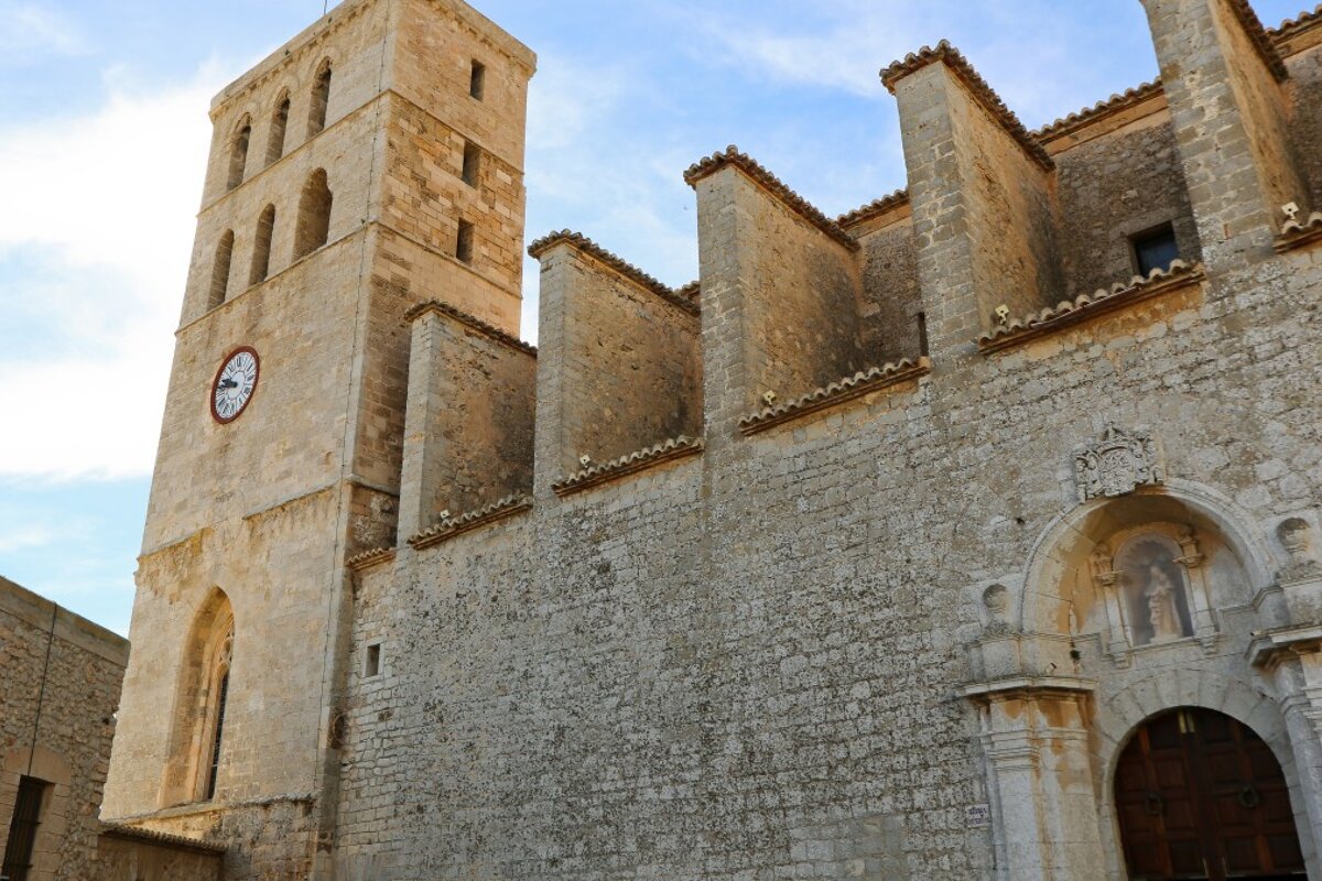 https://mdw-travel-data-us-east-1.s3.amazonaws.com/img/country/Spain/Ibiza-Cathedral-Catedral-de-Ibiza/img_00.jpg