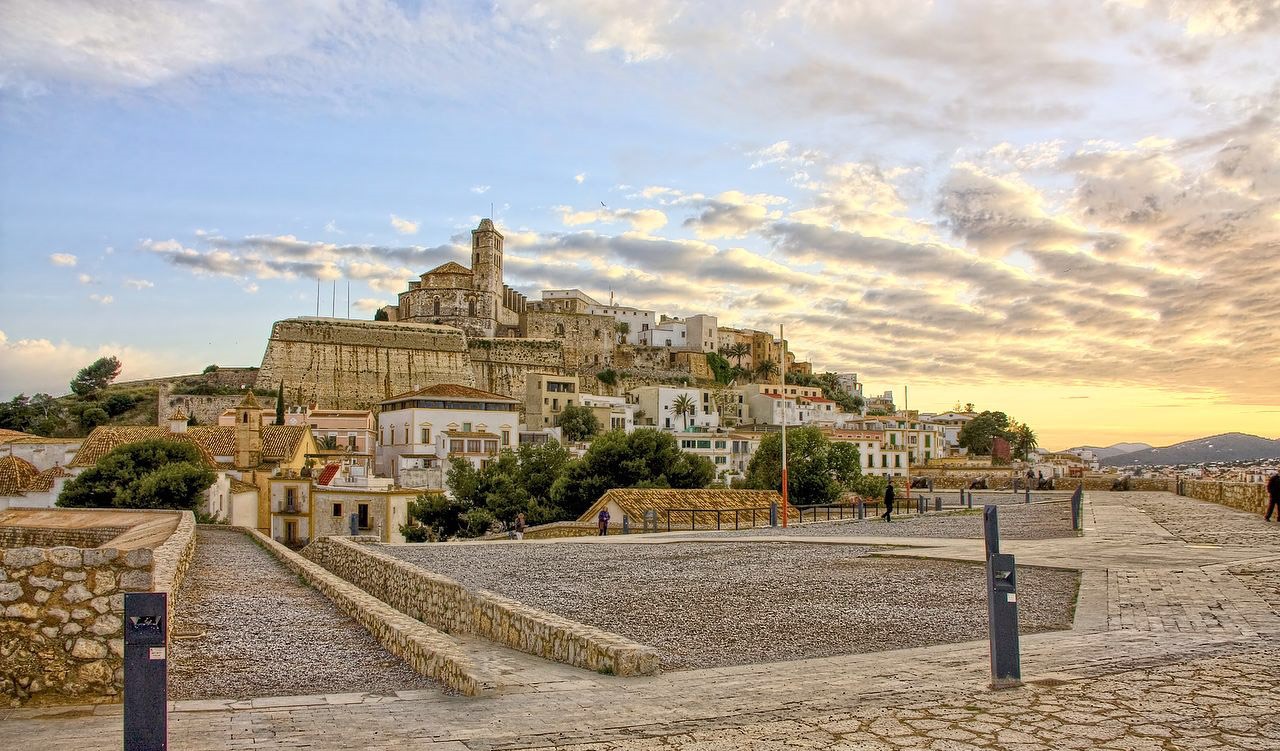 https://mdw-travel-data-us-east-1.s3.amazonaws.com/img/country/Spain/Ibiza-Old-Town-(Dalt-Vila)/img_03.jpg