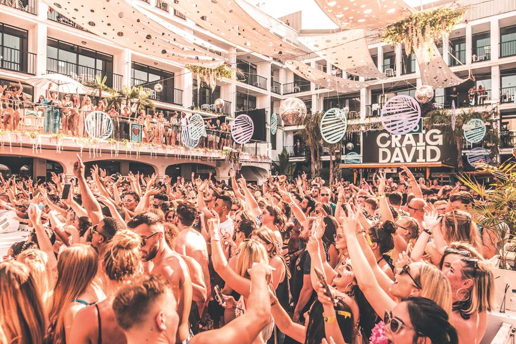 https://mdw-travel-data-us-east-1.s3.amazonaws.com/img/country/Spain/Ibiza-Rocks-Hotel/img_03.jpg