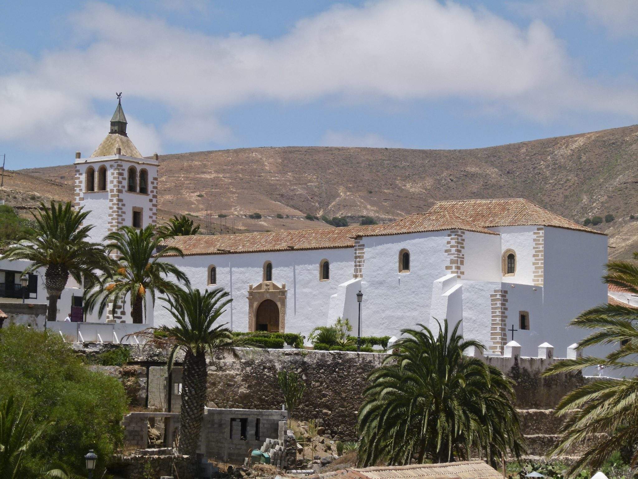 https://mdw-travel-data-us-east-1.s3.amazonaws.com/img/country/Spain/Iglesia-de-Santa-Maria-de-Betancuria/img_02.jpg