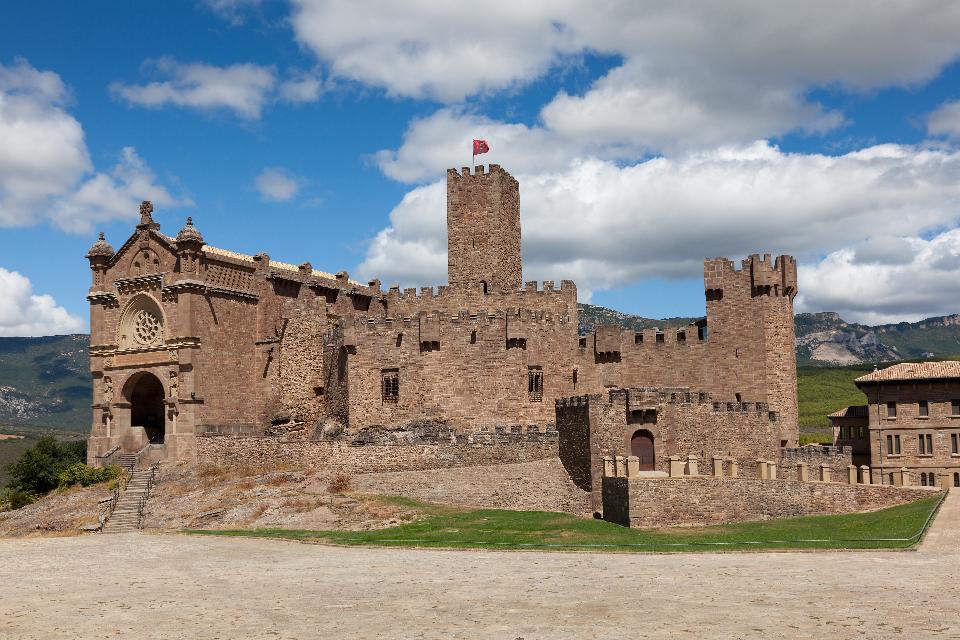 https://mdw-travel-data-us-east-1.s3.amazonaws.com/img/country/Spain/Javier-Castle/img_01.jpg