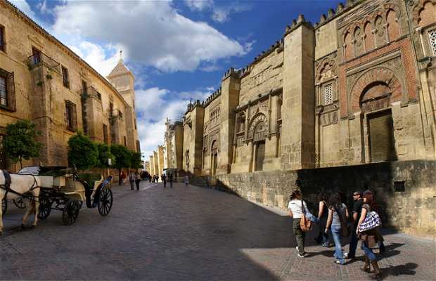 https://mdw-travel-data-us-east-1.s3.amazonaws.com/img/country/Spain/Jewish-Quarter--Juderia-/img_04.jpg