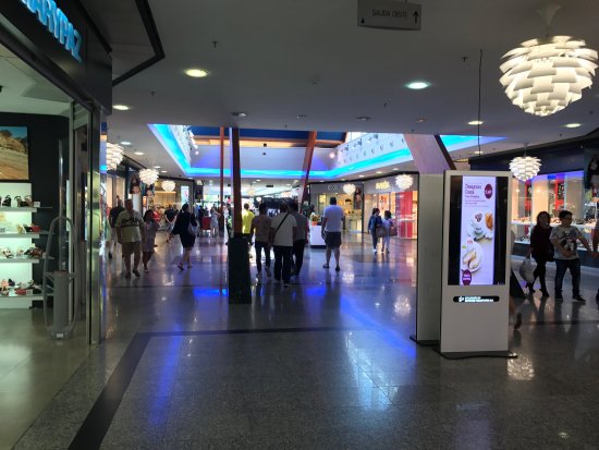 https://mdw-travel-data-us-east-1.s3.amazonaws.com/img/country/Spain/La-Canada-Shopping-Centre/img_03.jpg