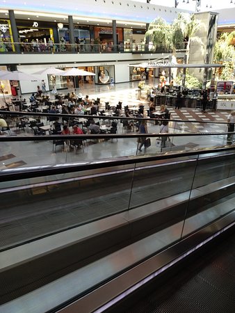 https://mdw-travel-data-us-east-1.s3.amazonaws.com/img/country/Spain/La-Canada-Shopping-Centre/img_04.jpg