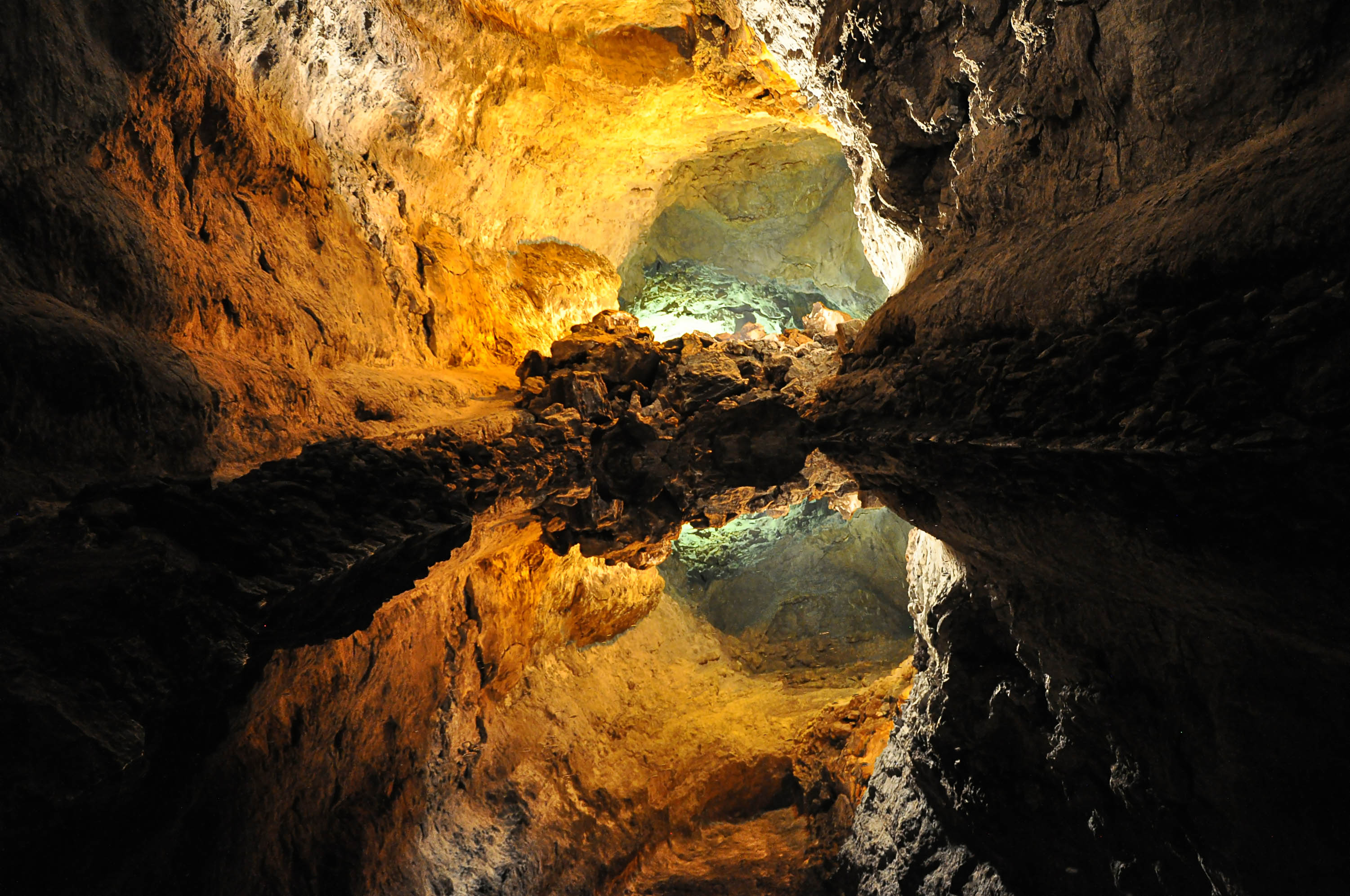 https://mdw-travel-data-us-east-1.s3.amazonaws.com/img/country/Spain/La-Cueva-de-los-Verdes/img_04.jpg