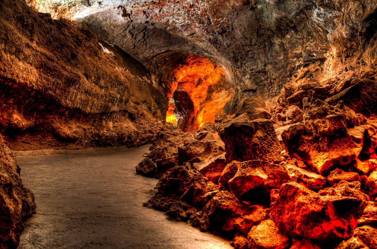 https://mdw-travel-data-us-east-1.s3.amazonaws.com/img/country/Spain/La-Cueva-de-los-Verdes/img_05.jpg