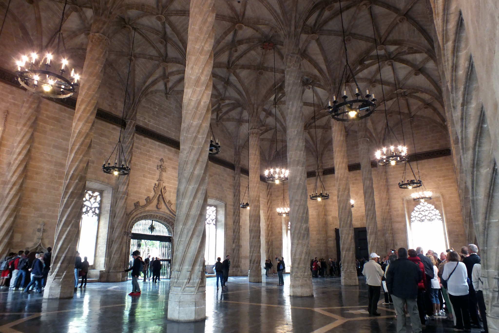 https://mdw-travel-data-us-east-1.s3.amazonaws.com/img/country/Spain/La-Lonja-de-la-Seda/img_03.jpg