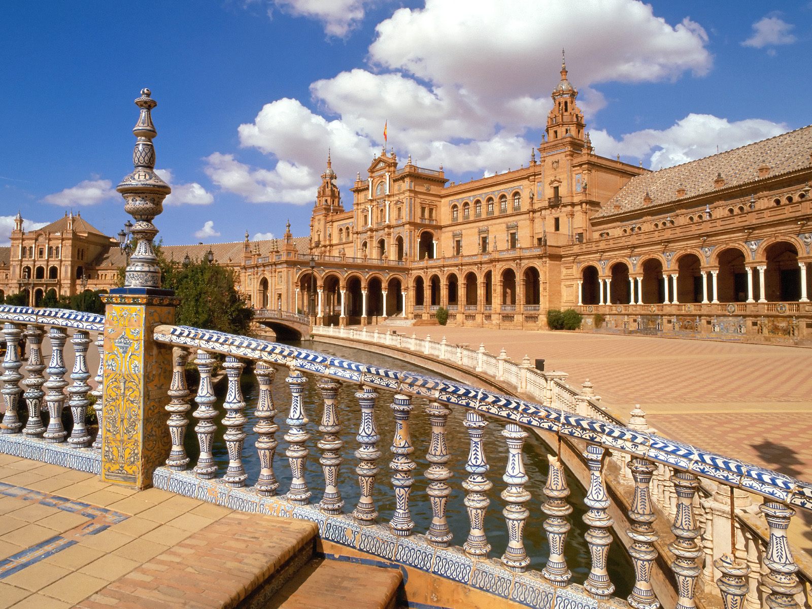 https://mdw-travel-data-us-east-1.s3.amazonaws.com/img/country/Spain/La-Lonjeta-Building/img_03.jpg