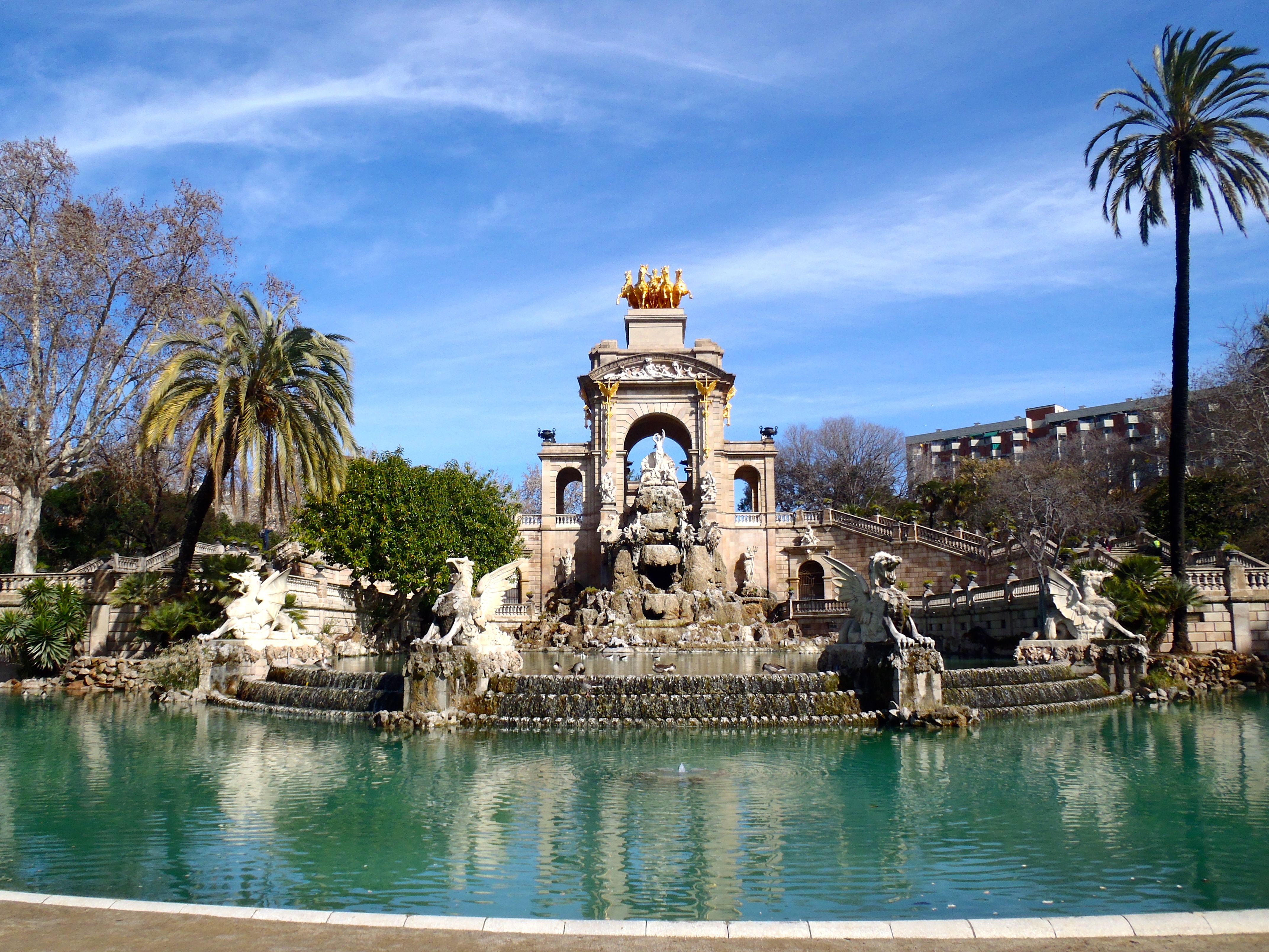 https://mdw-travel-data-us-east-1.s3.amazonaws.com/img/country/Spain/La-Lonjeta-Building/img_04.jpg