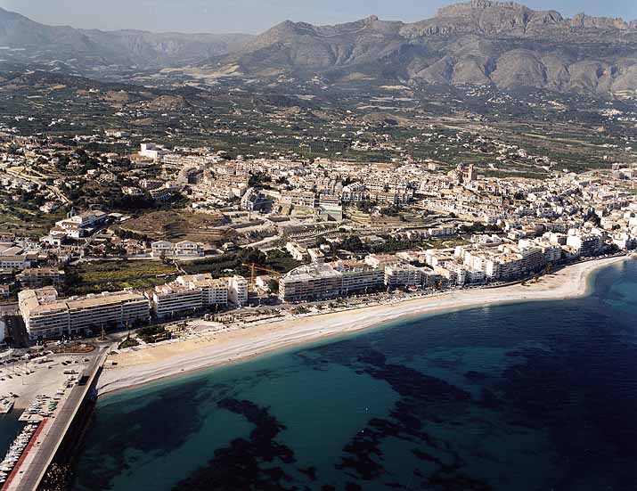 https://mdw-travel-data-us-east-1.s3.amazonaws.com/img/country/Spain/La-Roda-Beach/img_00.jpg