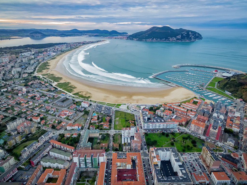 https://mdw-travel-data-us-east-1.s3.amazonaws.com/img/country/Spain/Laredo-Beach/img_00.jpg