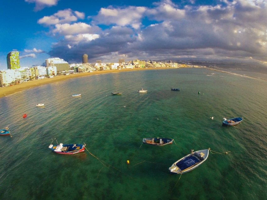 https://mdw-travel-data-us-east-1.s3.amazonaws.com/img/country/Spain/Las-Canteras-Beach/img_04.jpg