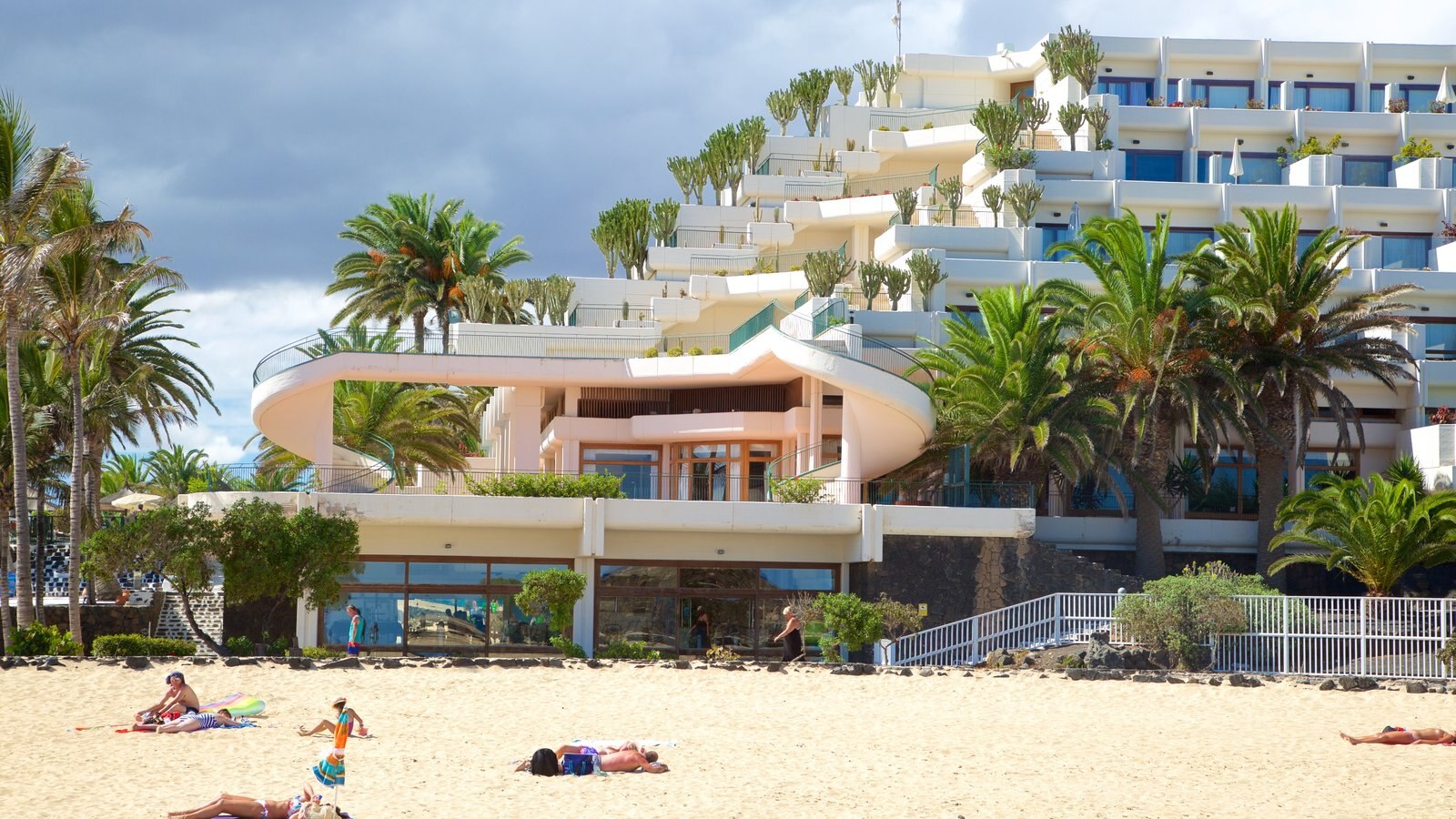 https://mdw-travel-data-us-east-1.s3.amazonaws.com/img/country/Spain/Las-Cucharas-Beach/img_04.jpg